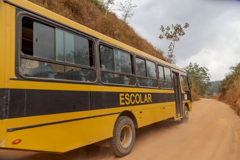 Transporte escolar gratuito para alunos da educação básica no Brasil.